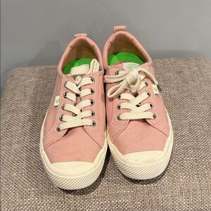 Pink Canvas Cariuma OCA Low-top Canvas Sneakers in Rose, Women's size 8